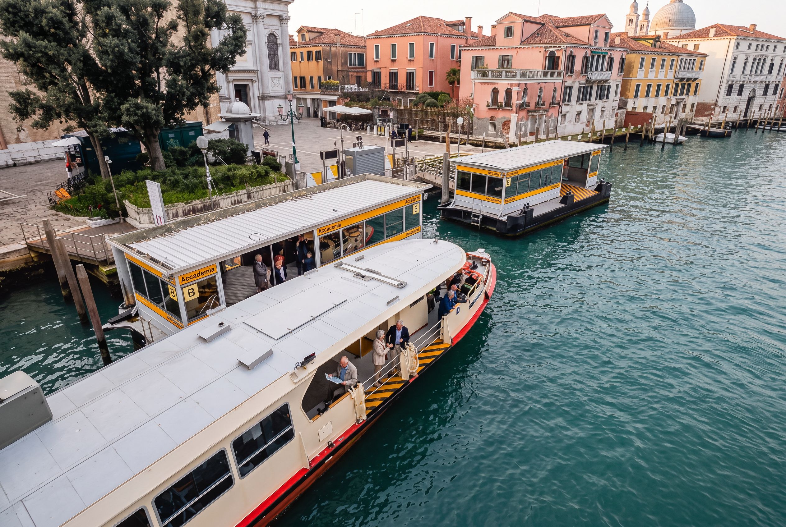 Venice vaporetto pontoon boarding